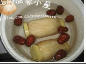 将莲藕放进锅中，再放八颗大枣（如果是小枣可多放些,尽量买质量好的枣。我这回放的是和田玉的大枣，果肉厚实，又大又甜。），倒入清水（水要多倒些，藕煮的时间长，要不会干锅。），大火煮沸后，转小火煮2至3小时。中途要看下水够不够，如果不够就加些开水，别加凉水。
如果糯米有剩余的话，可在藕煮至1小时后，将糯米放进锅内跟藕同煮。这样等藕煮好捞出，还能有锅红枣糯米粥来喝。