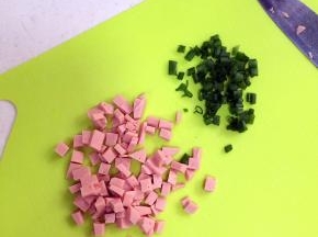 把葱和火腿肠切碎。