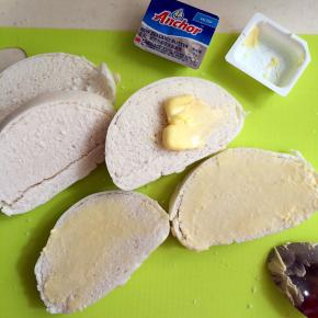 给馒头片抹上软化的黄油，撒少许盐或椒盐均可。