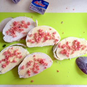 撒上切好的火腿丁。