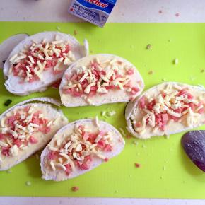 撒上适量的马苏里拉芝士。