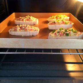 放入预热好的烤箱中层，上下火200度烤约10分钟，待馒头片上色即可。