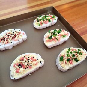 . 把馒头片一一摆入不粘烤盘内。