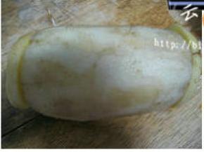 取一土豆片，盖在灌满糯米的藕孔上，用牙签将土豆片与藕身固定住；