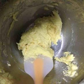 用刮刀翻拌至无干面粉颗粒