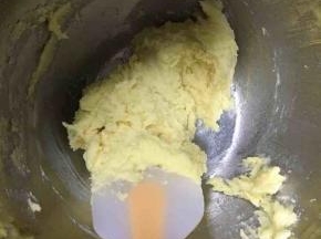 用刮刀翻拌至无干面粉颗粒