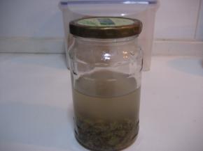 第一步  制作葡萄干酵母液：
       将用开水烫过的葡萄干与水、白糖放在玻璃瓶中，用干净的勺子混合均匀，盖上瓶
   盖，放在温暖的地方；