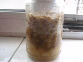 第一步  制作葡萄干酵母液：
      可以看到有许多的小气泡，打开瓶盖，能听到泡泡的爆炸声，整个瓶中充满了酒精的
 味道，表示酵母液已经做好啦。

注：
1、取10ml做好的酵母液做为快速酸奶酵母液的材料，剩下的可放冰箱保存5个月。每个月打开一次，加入1小勺糖（5ml的勺）就可以啦。
2、在葡萄干酵母液快用完时，可用消毒过的滤网把酵母液过滤出来；将原来装酵母液的瓶子用开水煮五六分 钟，瓶子凉后，再将滤出的酵母液和新的葡萄干（75克）、凉开水（200ml)、白糖（1大勺）放进瓶中。摇匀 后在温暖处放置一天左右，出现许多泡泡后，放冰箱保存即可。