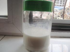 第二步  制作快速酸奶酵母液：
   把酸奶酵母液所有材料放到玻璃瓶中，用干净的勺子搅拌均匀，盖上瓶盖，放在温暖的地方；