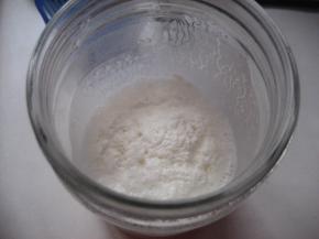 第二步  制作快速酸奶酵母液：
    每天打开瓶盖，适当晃动瓶子，让酵母呼吸新鲜空气。一到两天后，瓶中会有很多气泡，并有一点酒香。我做酵母那几天温度较高，这个酸奶酵母液室温下放了一天就好啦；

注：取酸奶酵母液90ml做酸母种，余下的可放冰箱保存1个月。用完后可以再做新的。