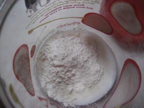 第三步  制作酵母种：
   在玻璃瓶中加入30克高粉和30克快速酸奶酵母液；