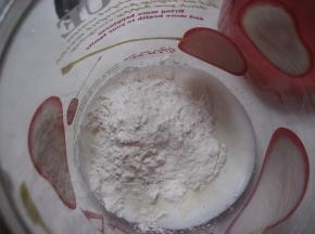 第三步  制作酵母种：
   在玻璃瓶中加入30克高粉和30克快速酸奶酵母液；