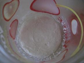 第三步  制作酵母种：
    在冰箱冷藏一晚的面团，虽然有发酵，但涨得不是很高；