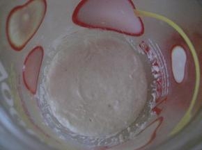 第三步  制作酵母种：
    在冰箱冷藏一晚的面团，虽然有发酵，但涨得不是很高；