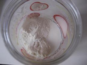 第三步  制作酵母种：
   在面团里再加入30克高粉和30克快速酸奶酵母液；