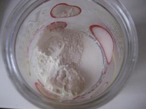 第三步  制作酵母种：
   在面团里再加入30克高粉和30克快速酸奶酵母液；