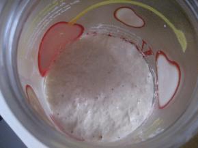 第三步  制作酵母种：
   第二次在冰箱冷藏后的面团，比第一次发酵的大，并且面团表面有小气孔；