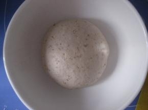 揉好的面团收入容器，套上保鲜袋，放温暖处发酵；