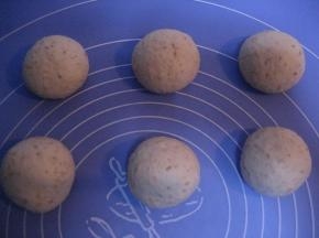 面团排气，分割六等份，滚圆，盖上保鲜膜，松驰20分钟；