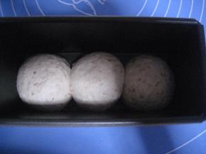 松驰好的面团再次排气，滚圆。放入吐司模中；