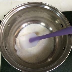 用刮刀搅拌均匀。