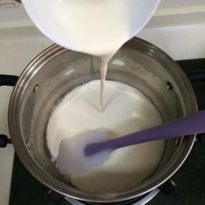 倒入牛奶、淡奶油以及椰浆。