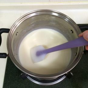 开小火煮起，用刮刀搅拌直至细砂糖溶化。