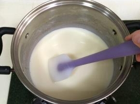 开小火煮起，用刮刀搅拌直至细砂糖溶化。