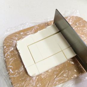 冷藏完毕，从冰箱取出椰奶冻，用刀切成方块状。