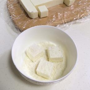 把小方块都裹上满满椰蓉即可。