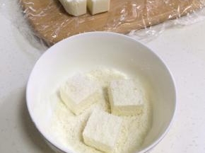 把小方块都裹上满满椰蓉即可。