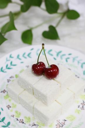 夏日不可辜负的椰奶小方。