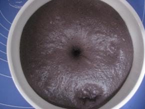 将揉好的面团滚圆，放入容器中，盖上保鲜膜，放温暖的地方发酵至2.5--3倍大（我用了6个小时）；