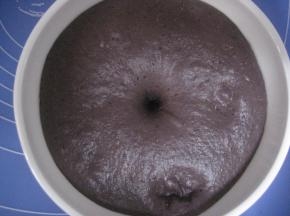 将揉好的面团滚圆，放入容器中，盖上保鲜膜，放温暖的地方发酵至2.5--3倍大（我用了6个小时）；