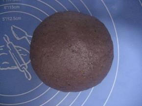 发酵好的面团排气，滚圆，盖上保鲜膜，松驰15分钟；