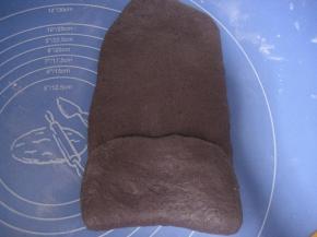 从面团下边向中间折2/3；