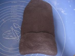 从面团下边向中间折2/3；