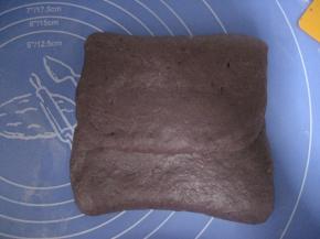 然后再从上边往中间折2/3；