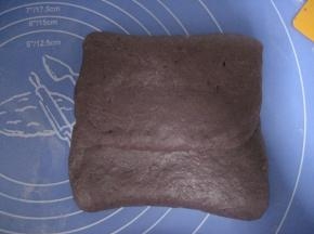 然后再从上边往中间折2/3；