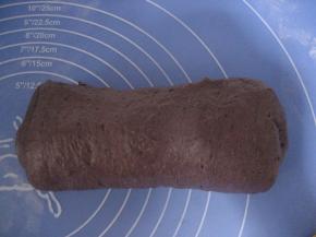 然后再将面团对折；