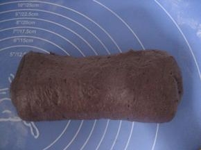 然后再将面团对折；