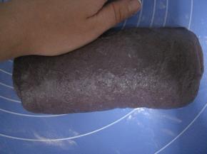 然后用手掌沿着面团边缘边压边整形；