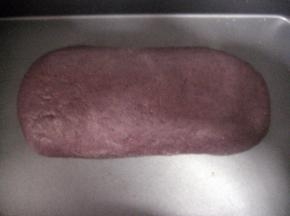 整形完的面团放在烤盘上（如是非不沾烤盘，需先在烤盘上垫上锡纸）进行二次发酵；