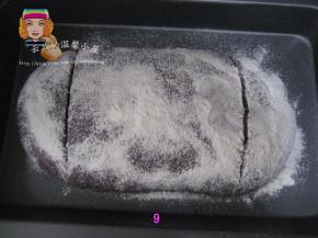 面团发酵至2倍大，表面均匀撒上高筋面粉（配方外），然后用刀片在面团表面划两道；
   烤箱预热200度，中下层，烤25分钟（温度视自家情况而定)