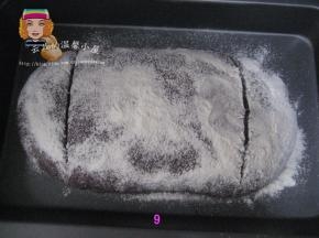 面团发酵至2倍大，表面均匀撒上高筋面粉（配方外），然后用刀片在面团表面划两道；
   烤箱预热200度，中下层，烤25分钟（温度视自家情况而定)