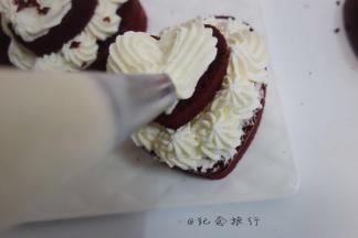 将蛋糕裱出喜欢的花纹，表面还可以撒一些红丝绒蛋糕碎装饰