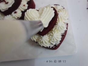 将蛋糕裱出喜欢的花纹，表面还可以撒一些红丝绒蛋糕碎装饰