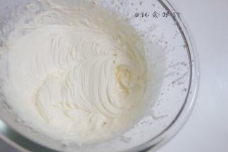 kiri奶酪100g
淡奶油120g 糖18g打至有纹路后备用