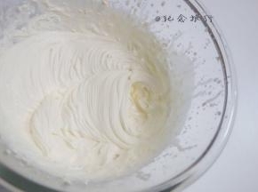 kiri奶酪100g
淡奶油120g 糖18g打至有纹路后备用
