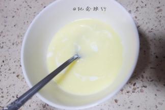 28克牛奶加黄油17克，蜂蜜4克、混合均匀放在锅里保温大概40度左右